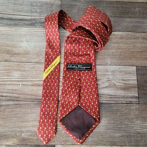 SALVATORE FERRAGAMO Men's 100% Silk Neck Tie Grapes LUXURY Red W:3.75" L:60"